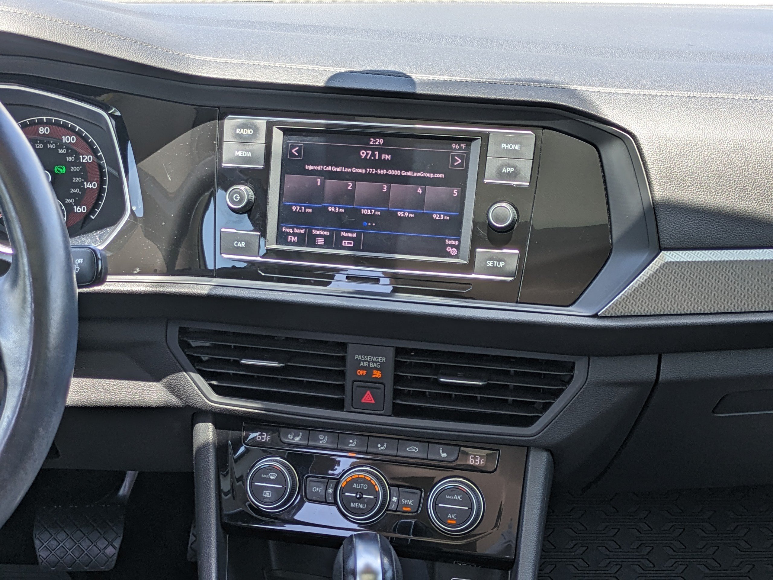 Used 2019 Volkswagen Jetta SE w/ Cold Weather Package FWD image 17