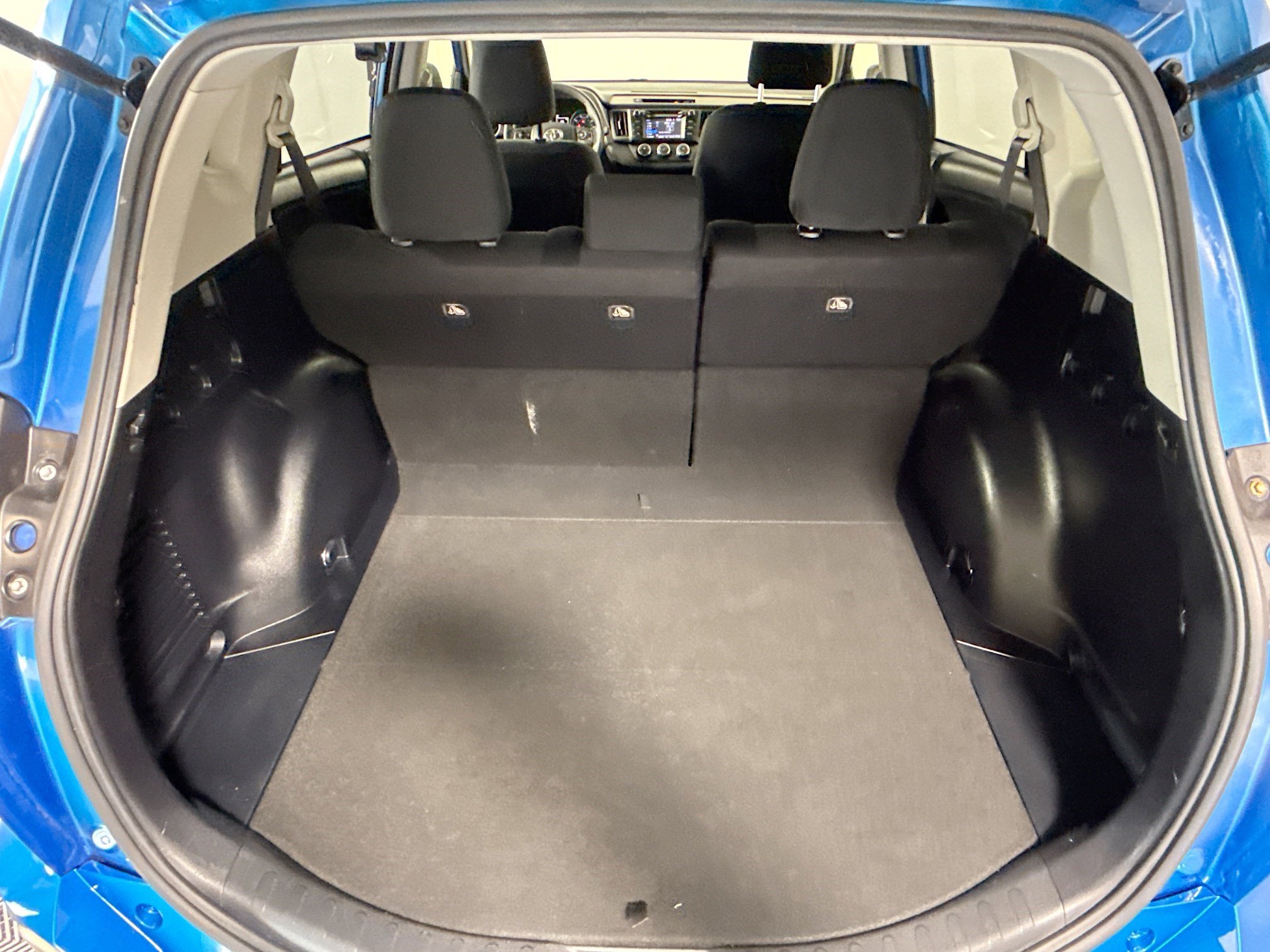 Used 2018 Toyota RAV4 LE image 34