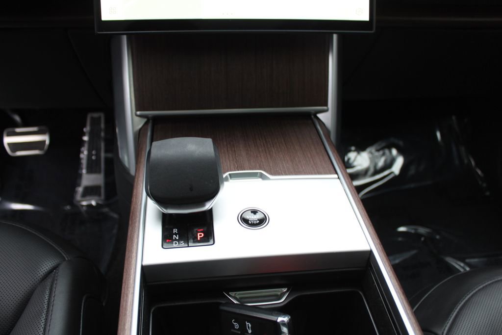 Used 2025 Land Rover Range Rover SE image 16