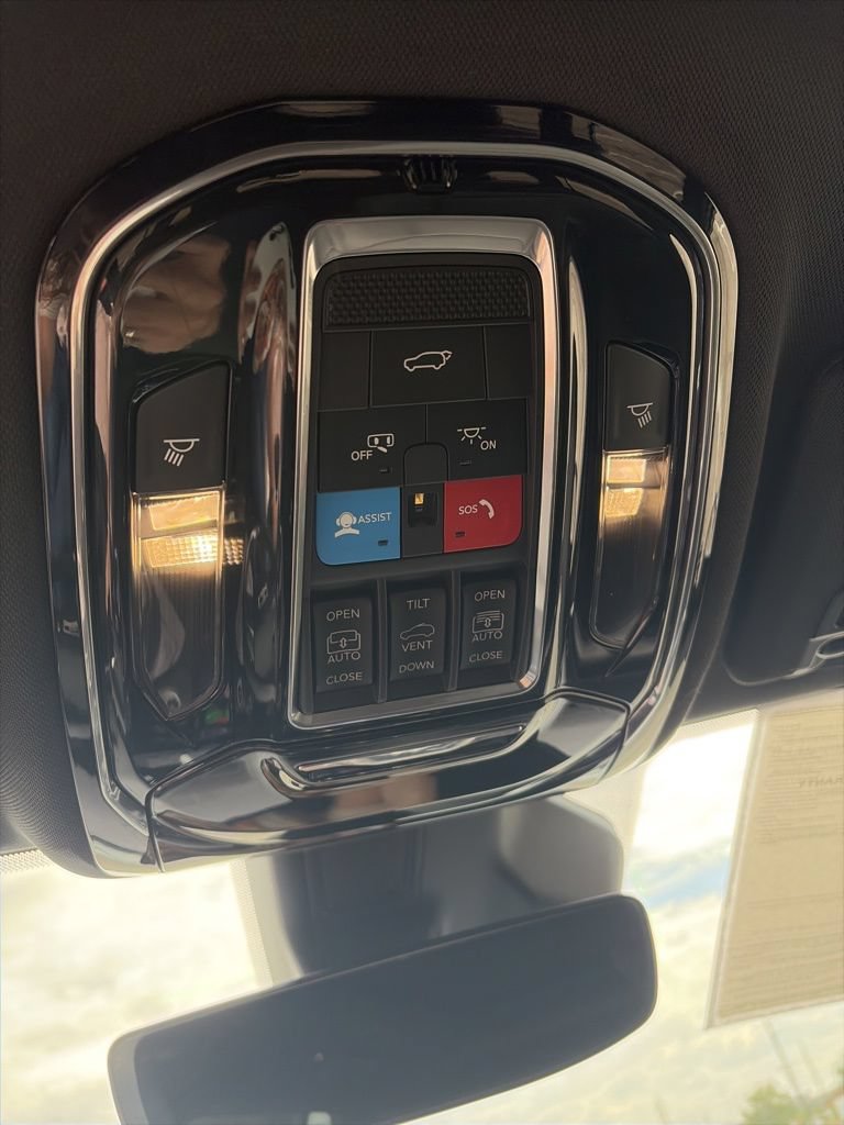 Used 2024 Jeep Grand Cherokee Overland w/ Trailer Tow Package AWD/4WD image 35