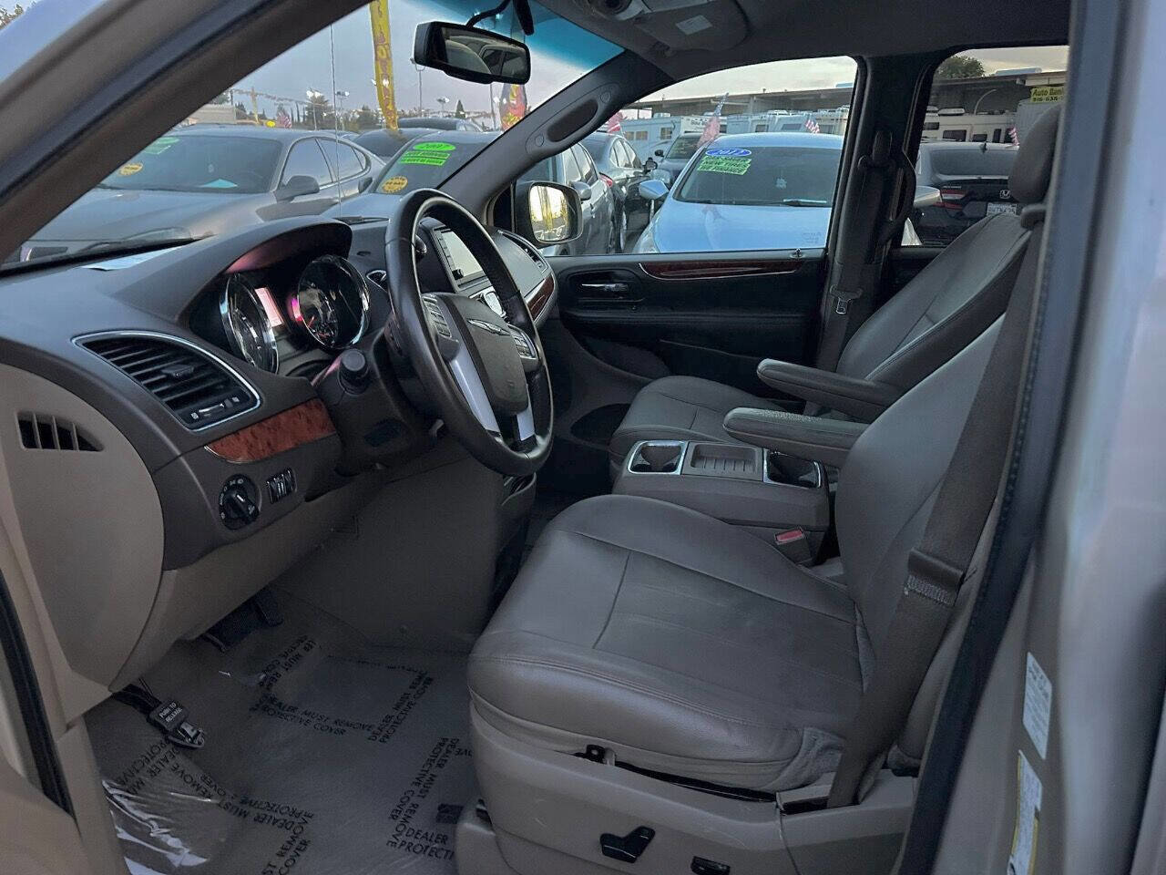 Used 2014 Chrysler Town & Country Touring FWD image 10