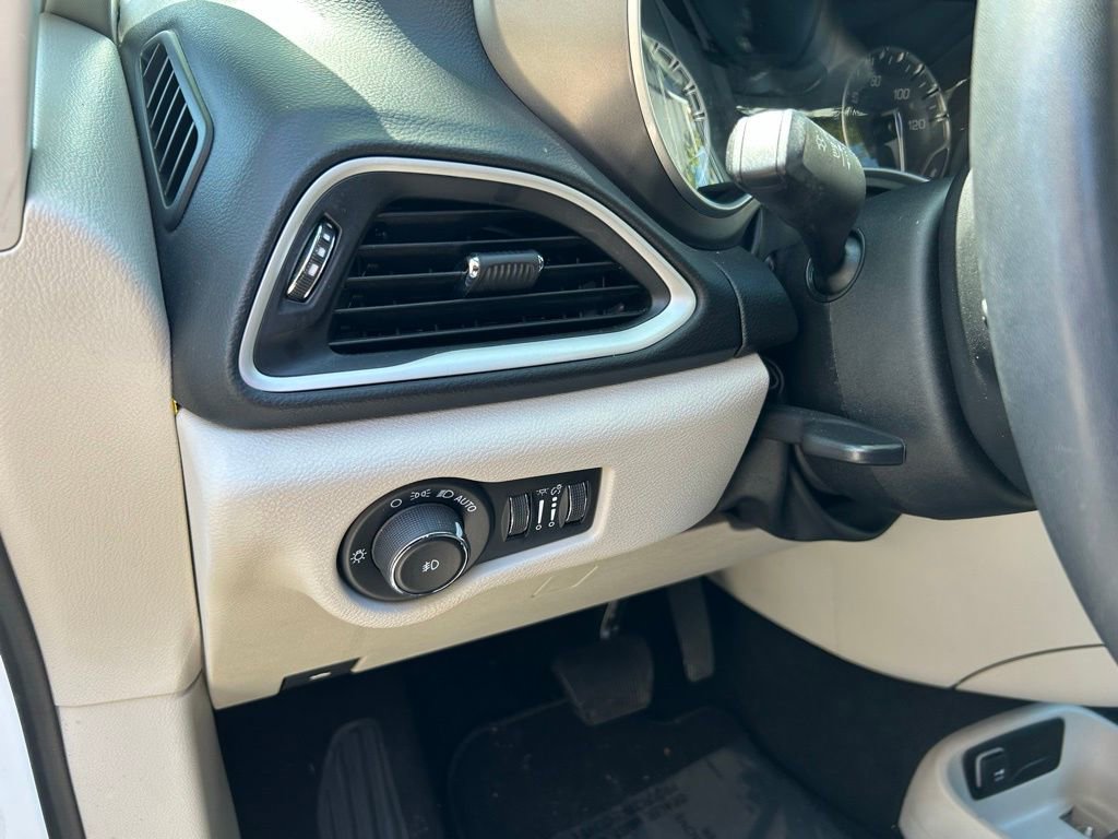 Used 2023 Chrysler Pacifica Touring-L image 18