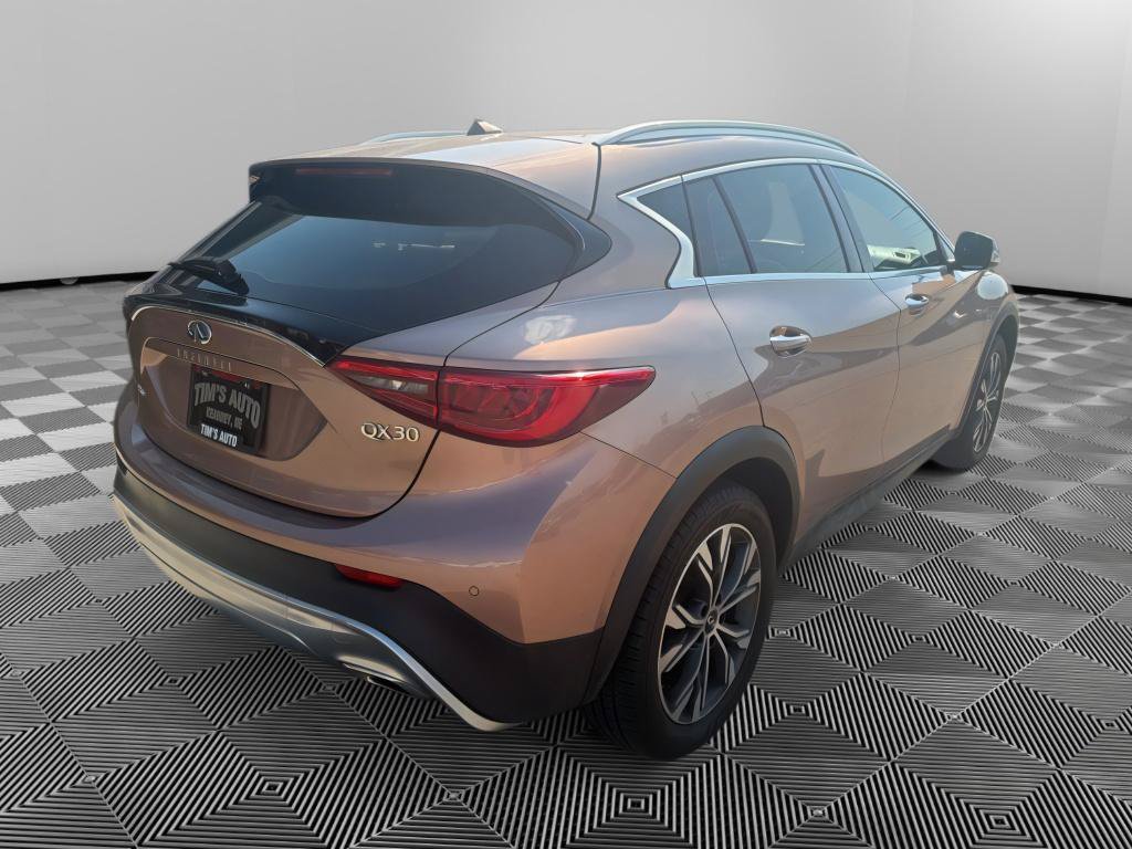 Used 2018 INFINITI QX30 Premium w/ Navigation Package AWD/4WD image 3