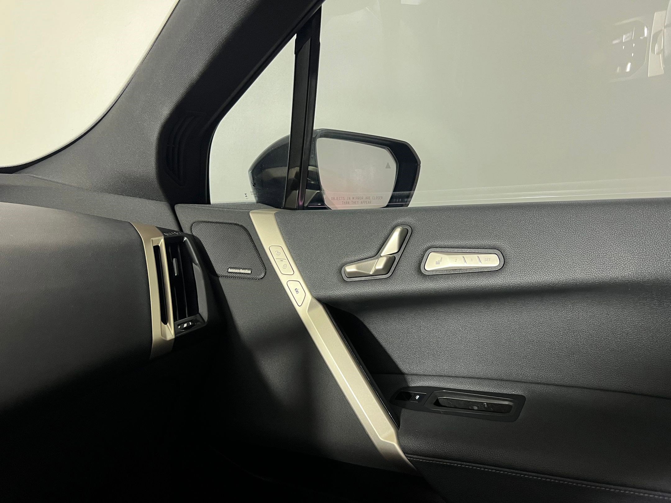 Used 2022 BMW iX xDrive50 w/ Premium Package image 31