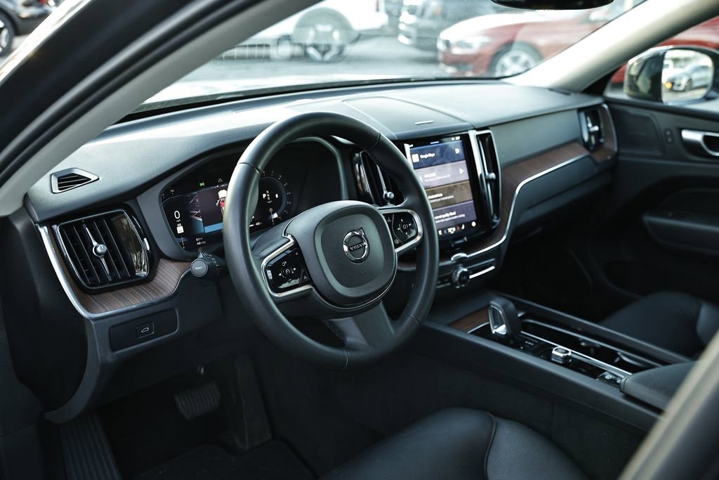Used 2024 Volvo XC60 B5 Plus image 10
