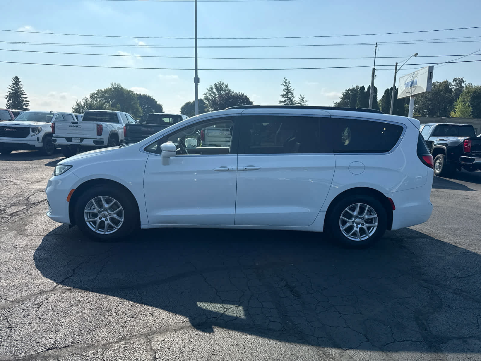 Used 2022 Chrysler Pacifica Touring-L FWD image 2