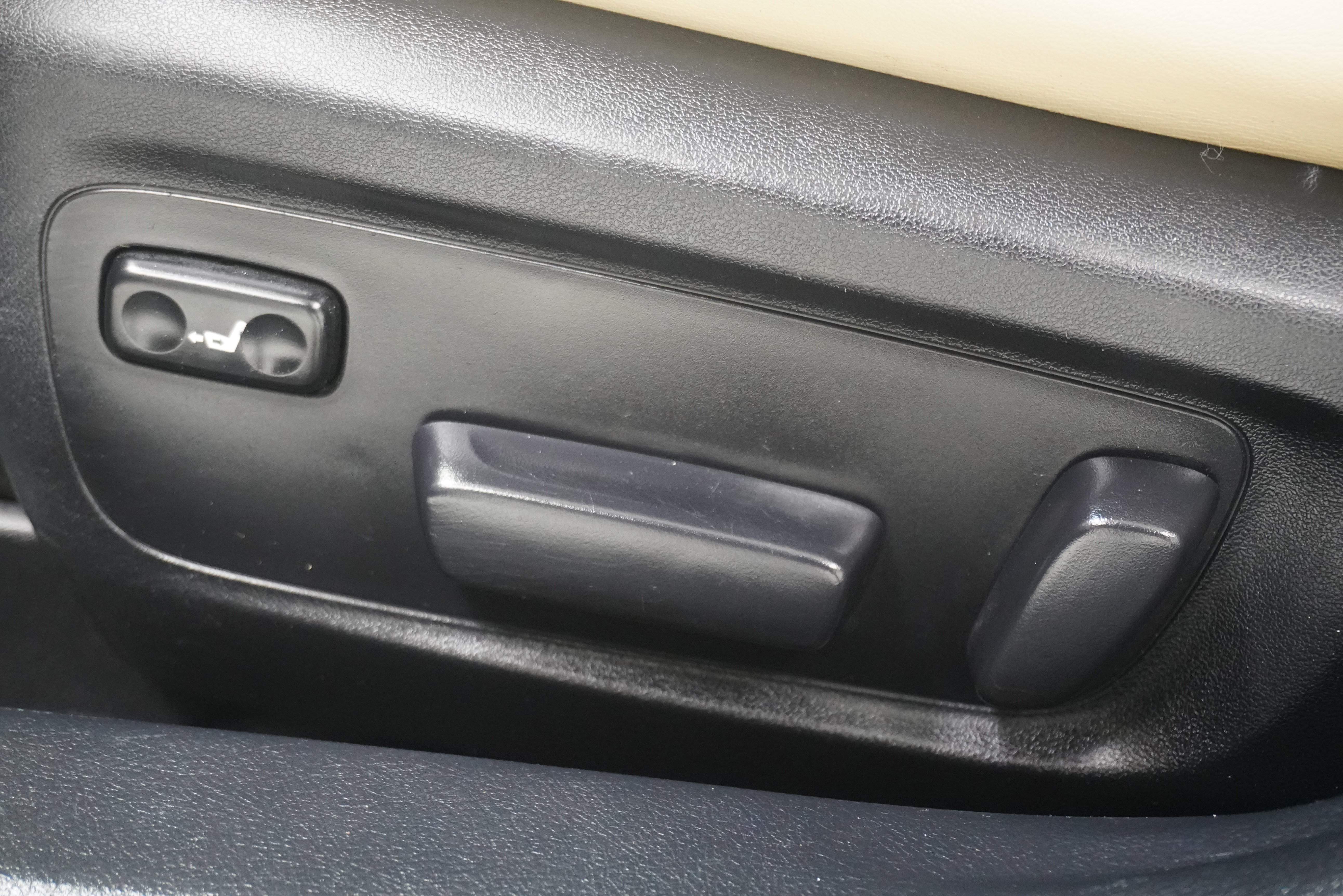 Used 2015 Toyota Avalon Limited w/ Technology Package FWD image 15