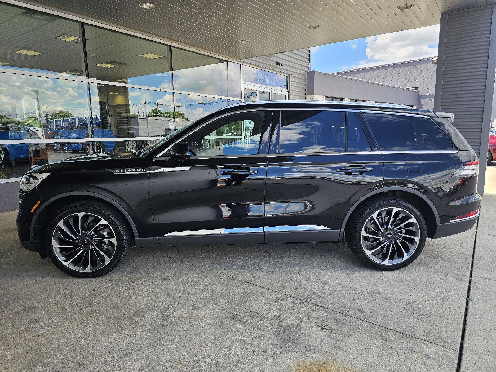 Used 2021 Lincoln Aviator Reserve w/ Equipment Group 201A AWD/4WD image 2