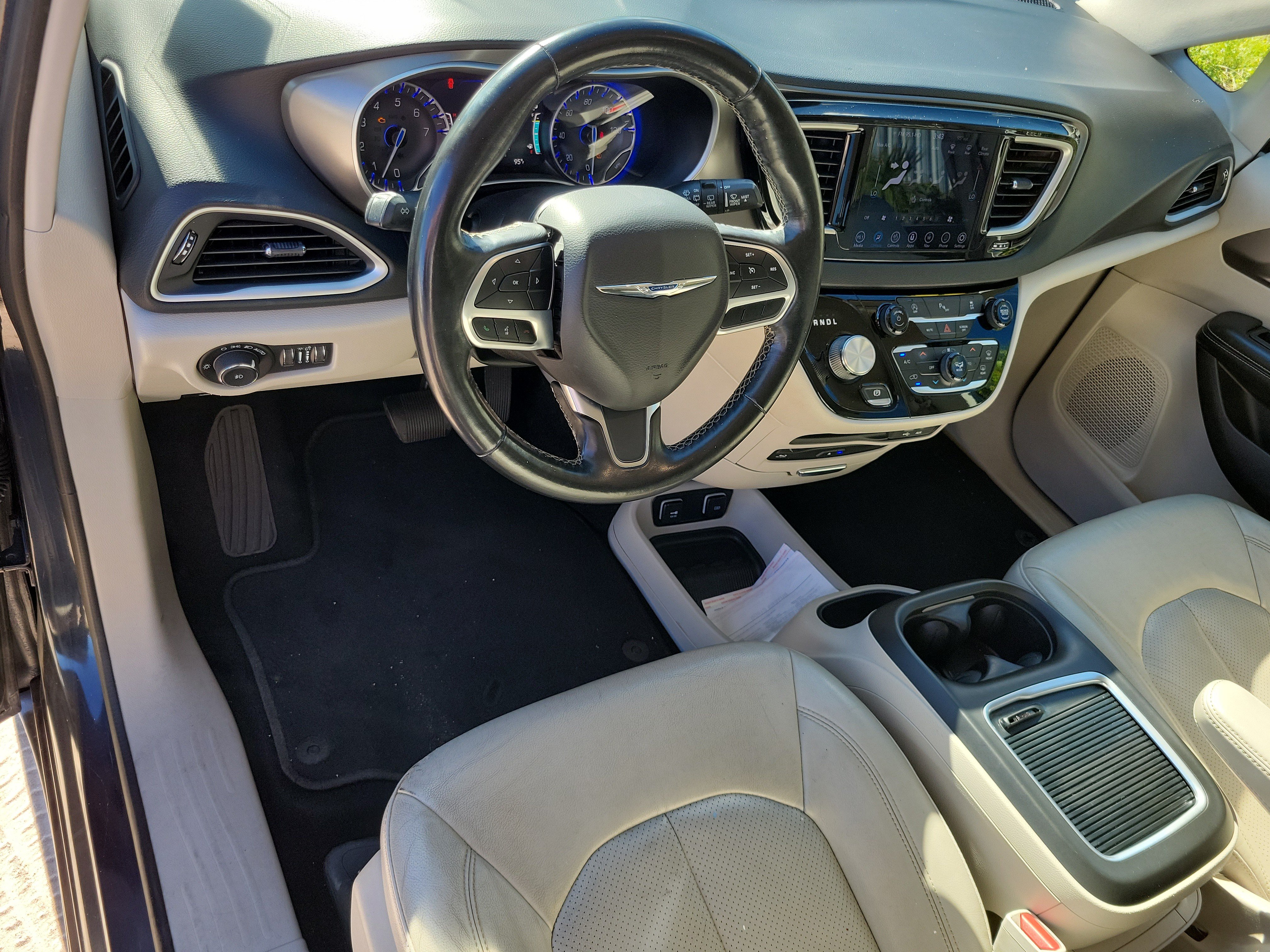 Used 2020 Chrysler Pacifica Touring-L Plus FWD image 12