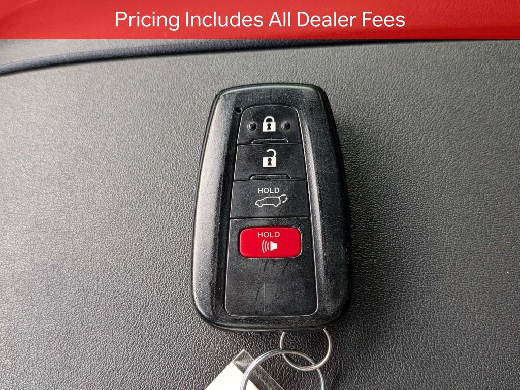 Used 2022 Toyota Highlander XLE FWD image 32
