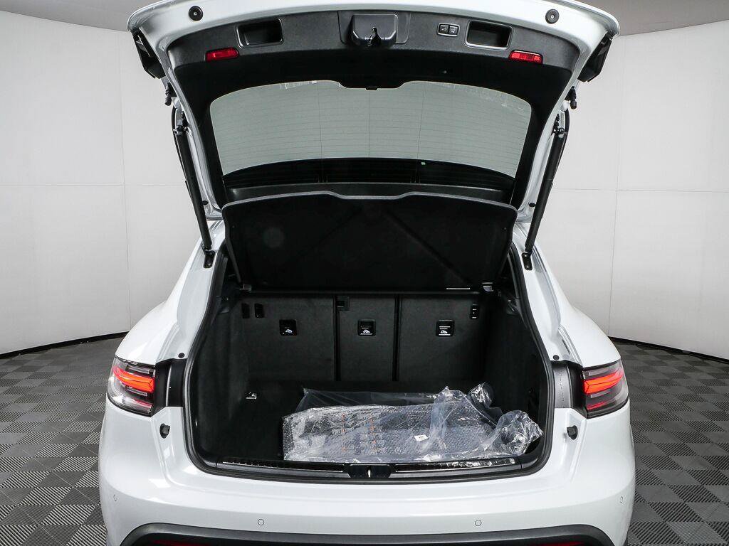 Certified 2026 Porsche Macan Turbo AWD/4WD image 31