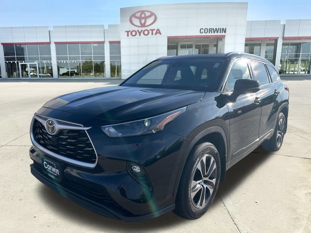 Used 2022 Toyota Highlander XLE AWD/4WD image 7