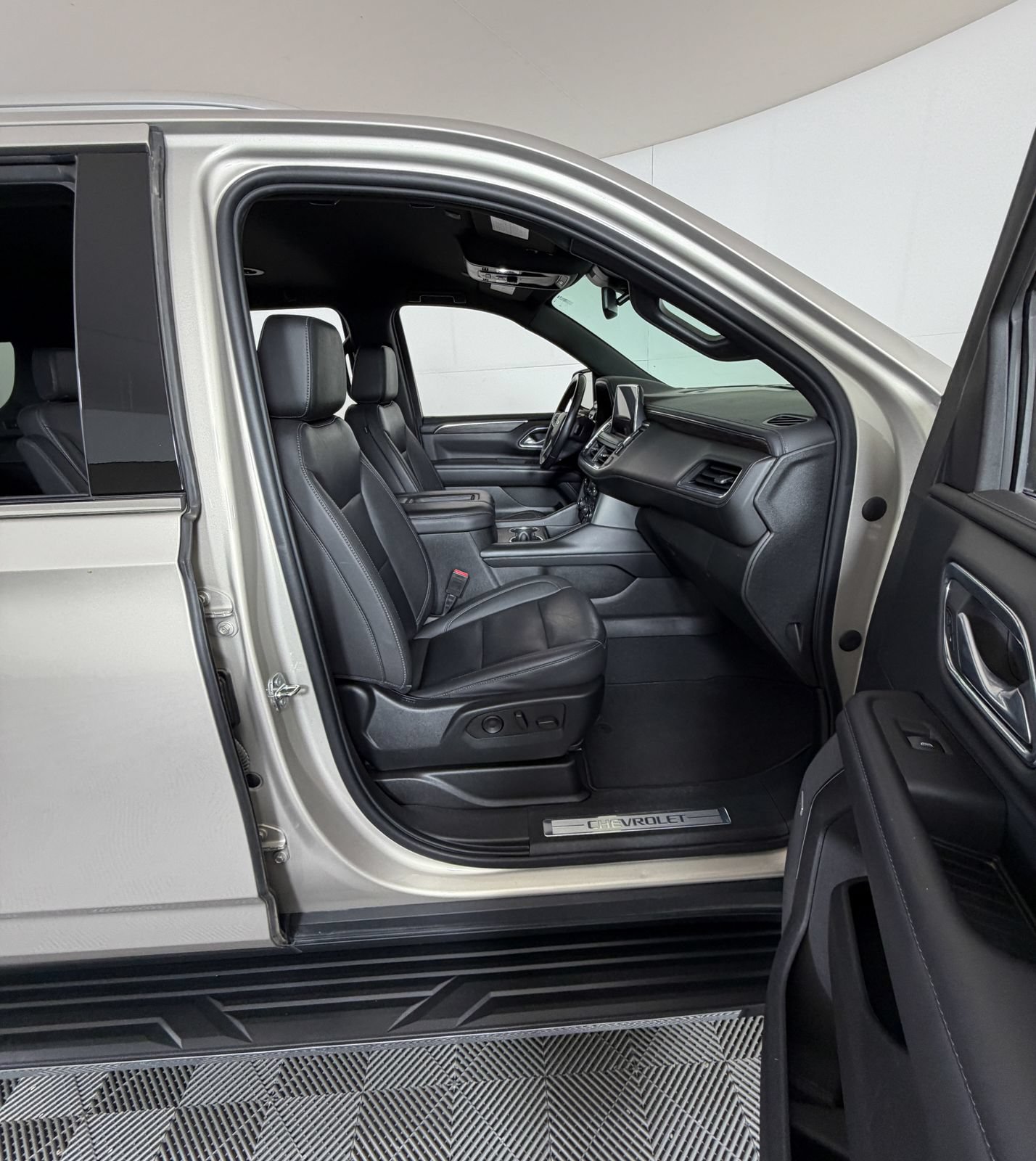 Used 2023 Chevrolet Suburban LT AWD/4WD image 5