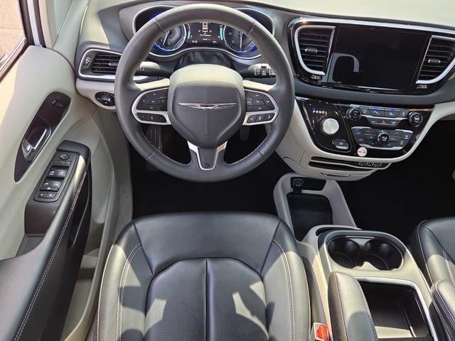 Used 2023 Chrysler Pacifica Touring-L FWD image 14