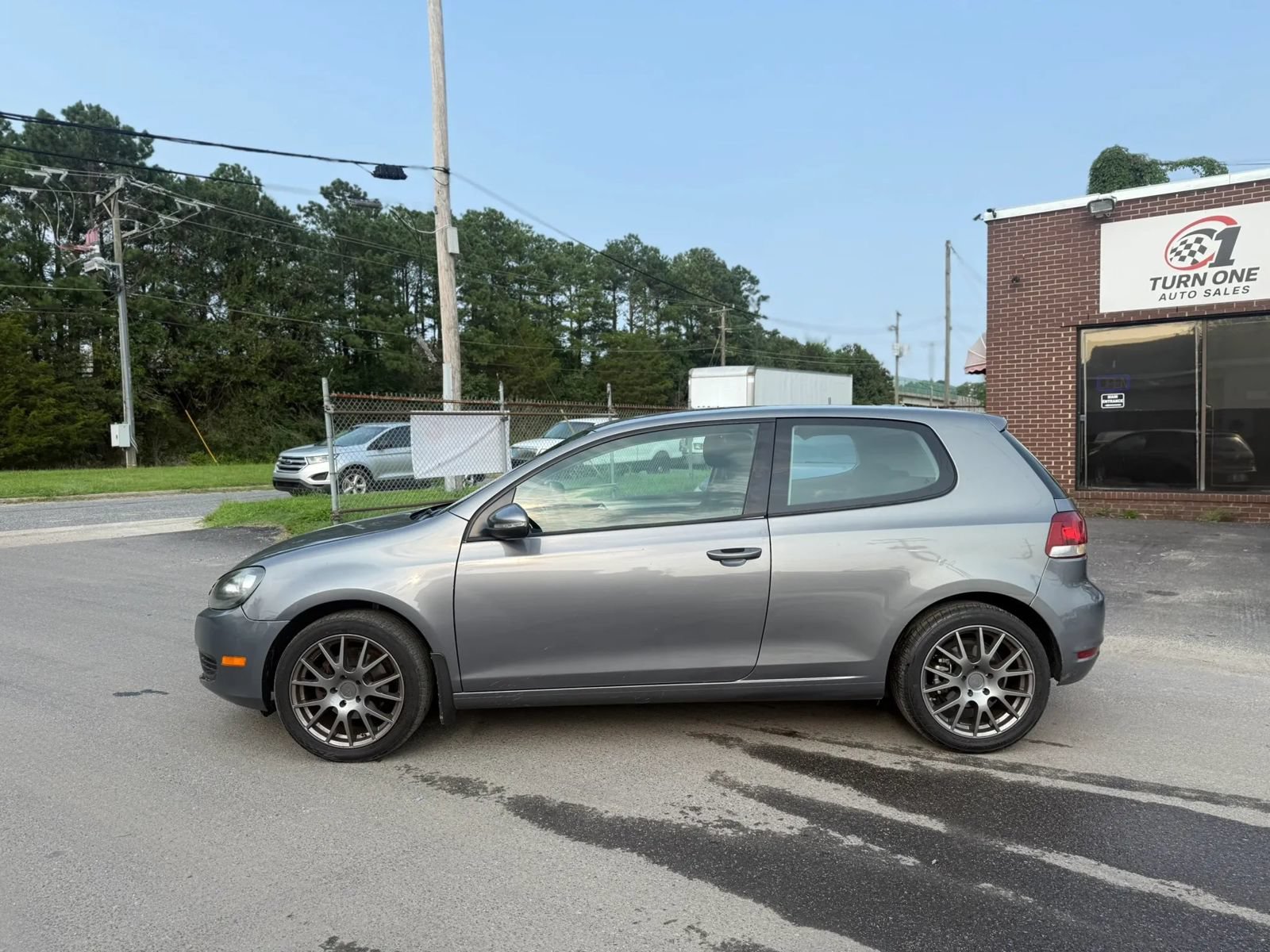 Used 2010 Volkswagen Golf 2-Door FWD image 2