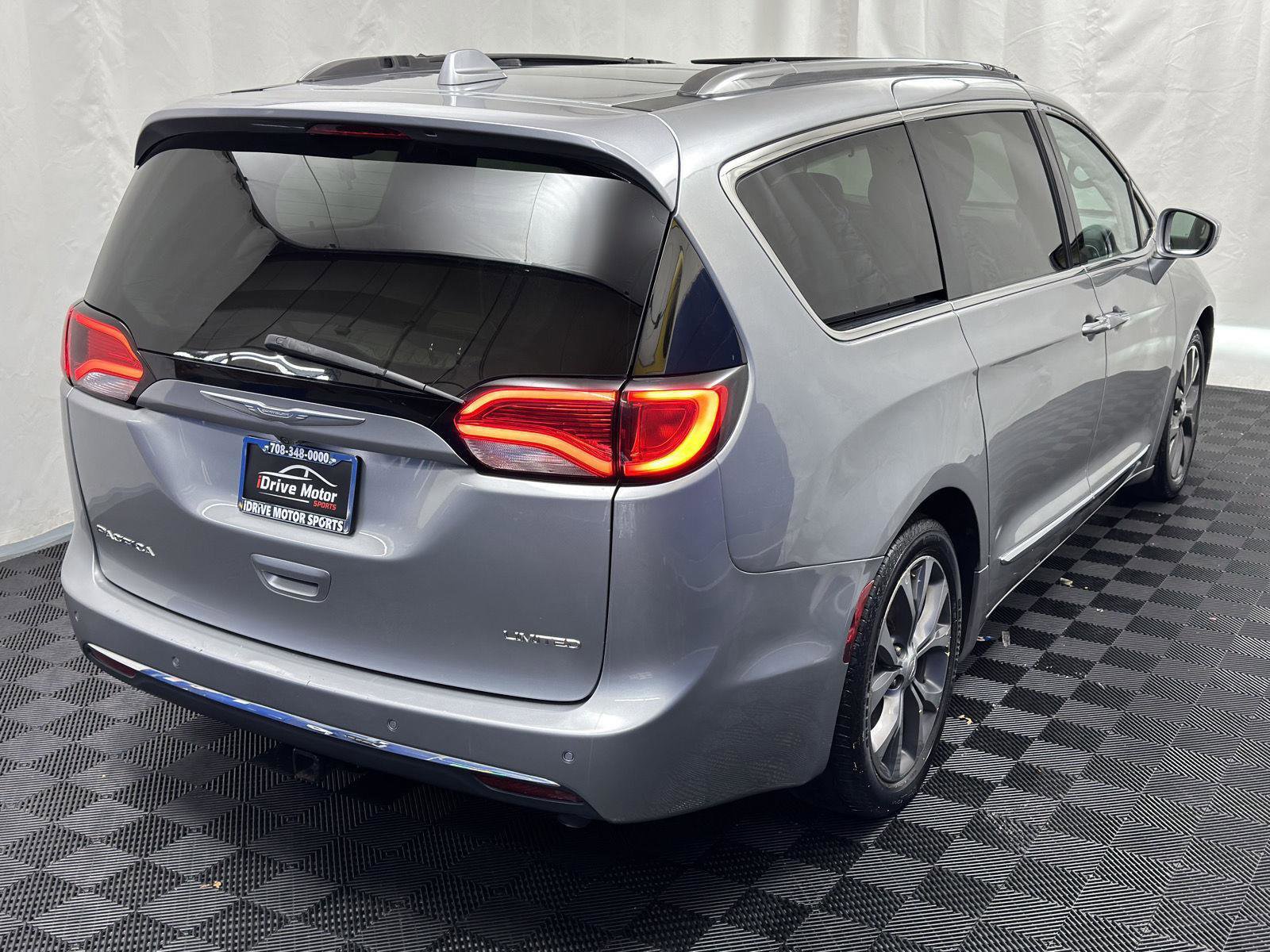 Used 2017 Chrysler Pacifica Limited image 12