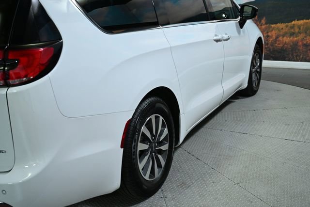 Used 2024 Chrysler Pacifica Select image 9