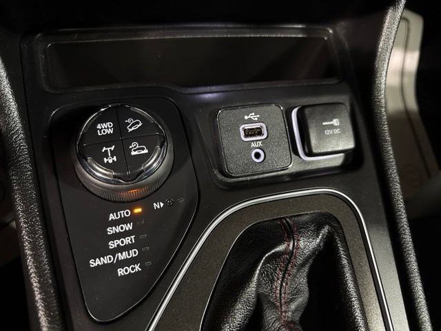 Used 2019 Jeep Cherokee Trailhawk AWD/4WD image 15