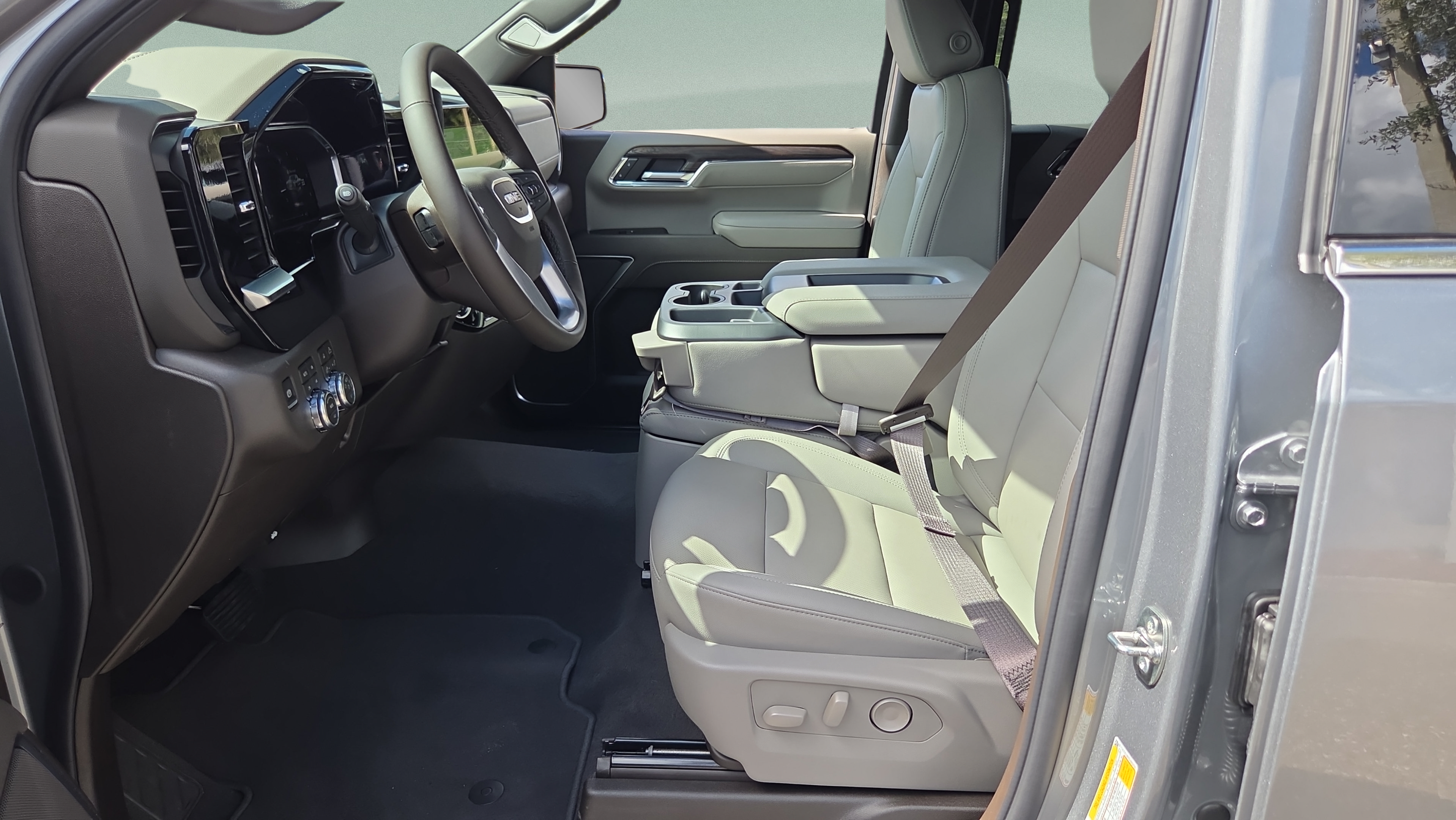 New 2026 GMC Sierra 1500 SLT w/ X31 Off-Road Package AWD/4WD image 9