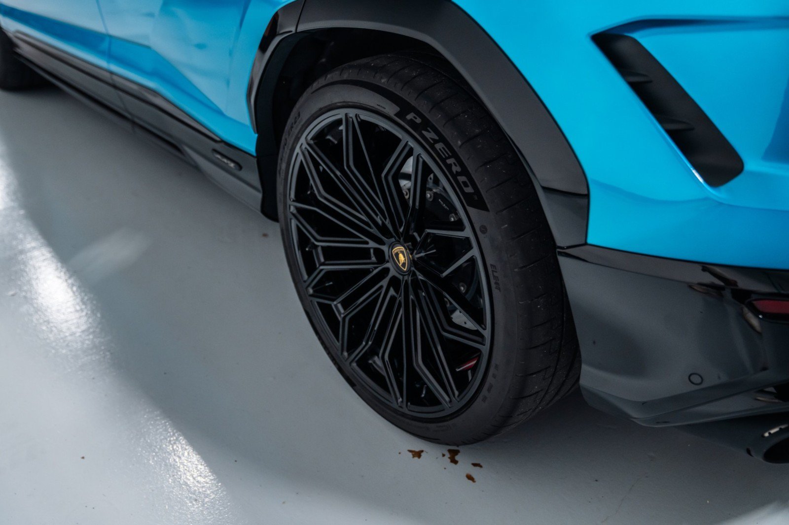 Used 2025 Lamborghini Urus SE AWD/4WD image 39