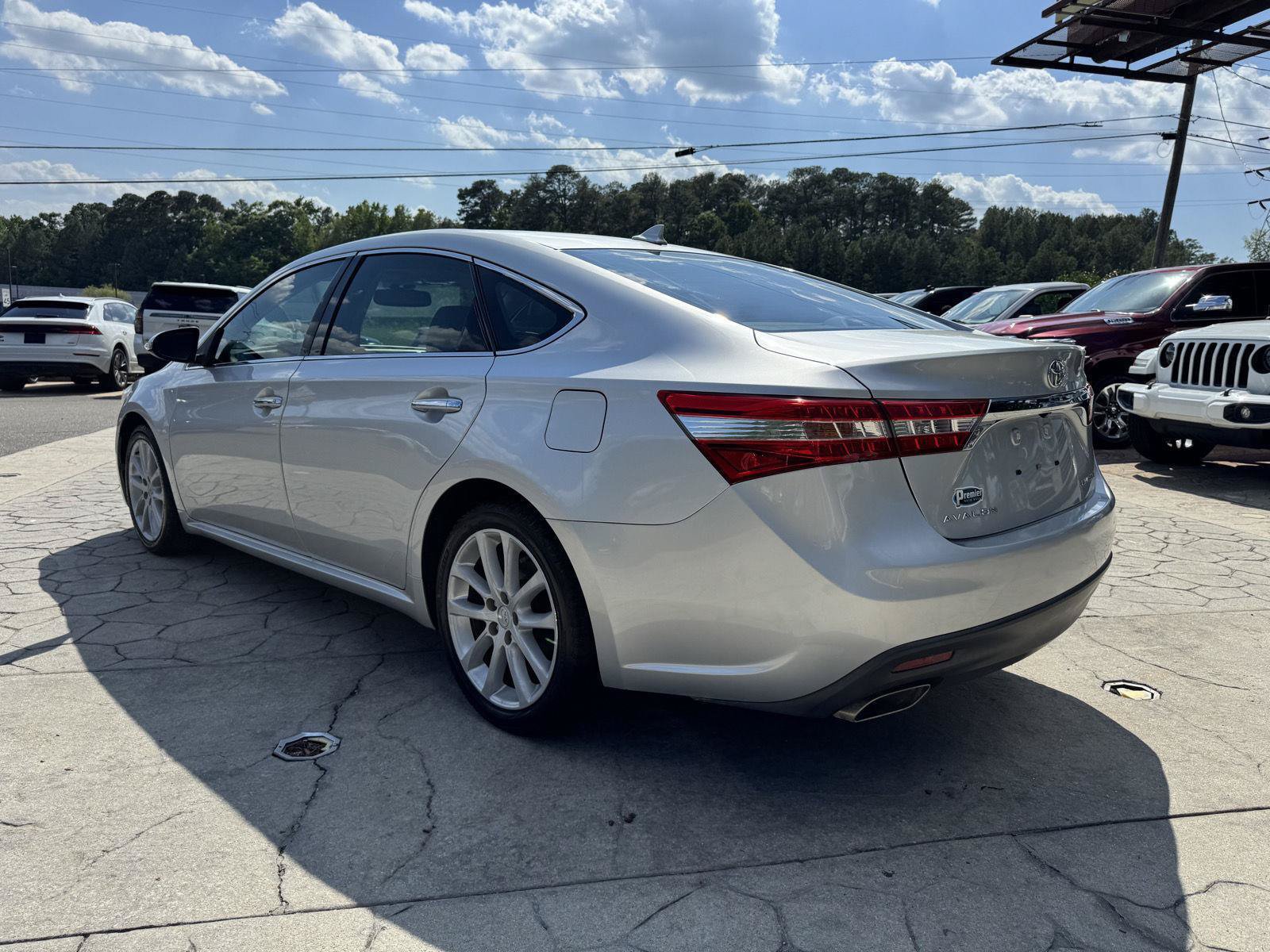 Used 2014 Toyota Avalon Limited w/ Technology Package FWD image 11