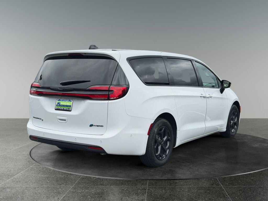 Used 2023 Chrysler Pacifica Limited w/ Uconnect Theater Family Group FWD image 9
