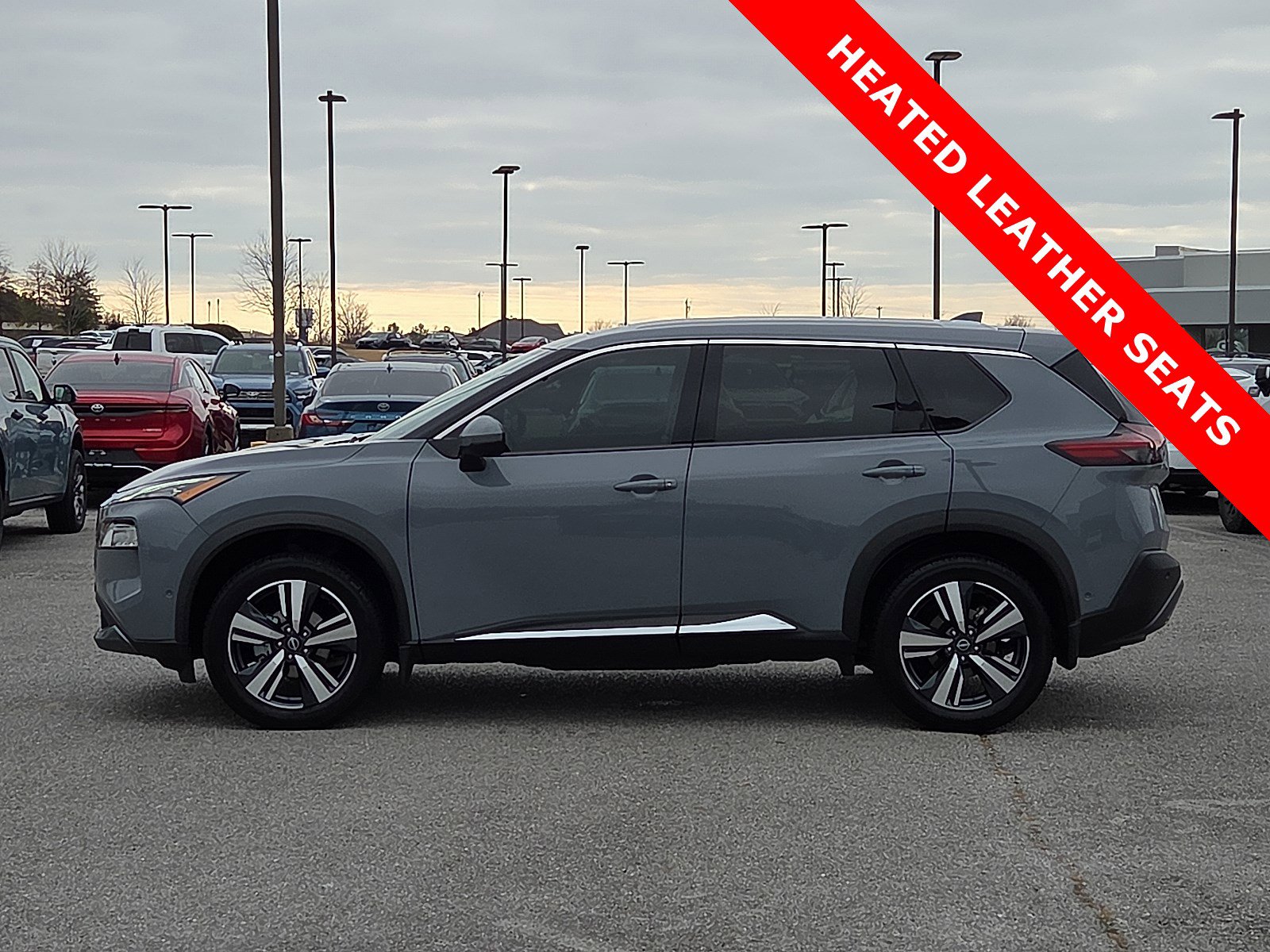 Used 2023 Nissan Rogue SL w/ SL Premium Package image 3