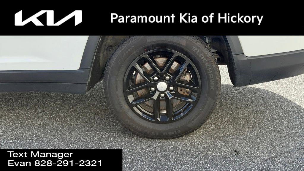 Used 2023 Jeep Grand Cherokee L Laredo image 2