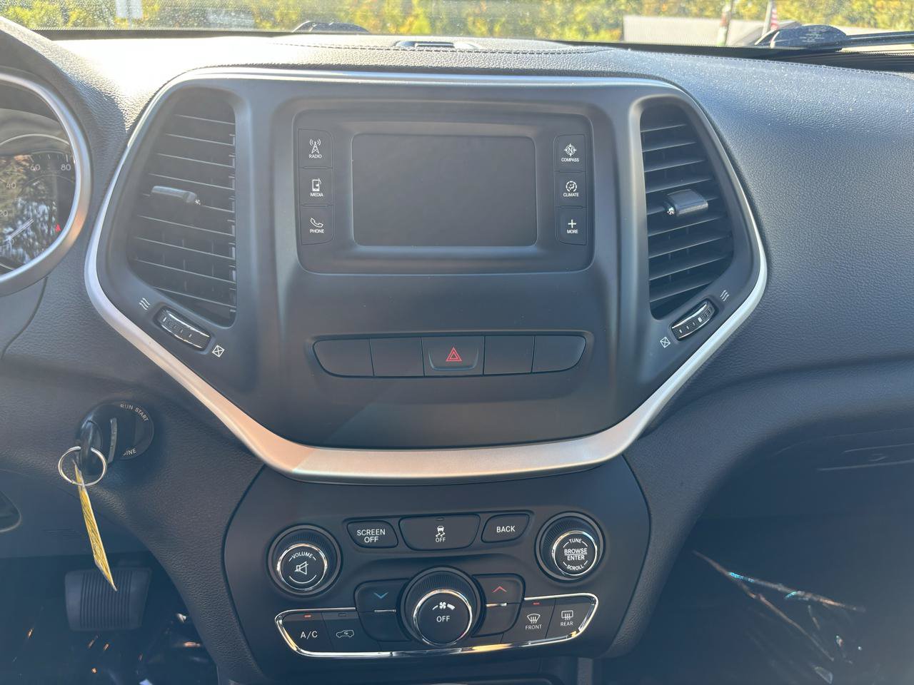 Used 2014 Jeep Cherokee Latitude w/ Cold Weather Group AWD/4WD image 21