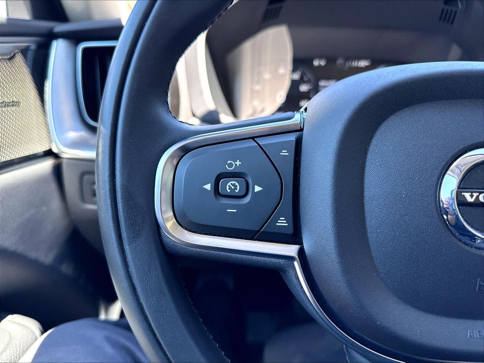 Used 2019 Volvo XC60 T5 Momentum w/ Multimedia Package AWD/4WD image 21