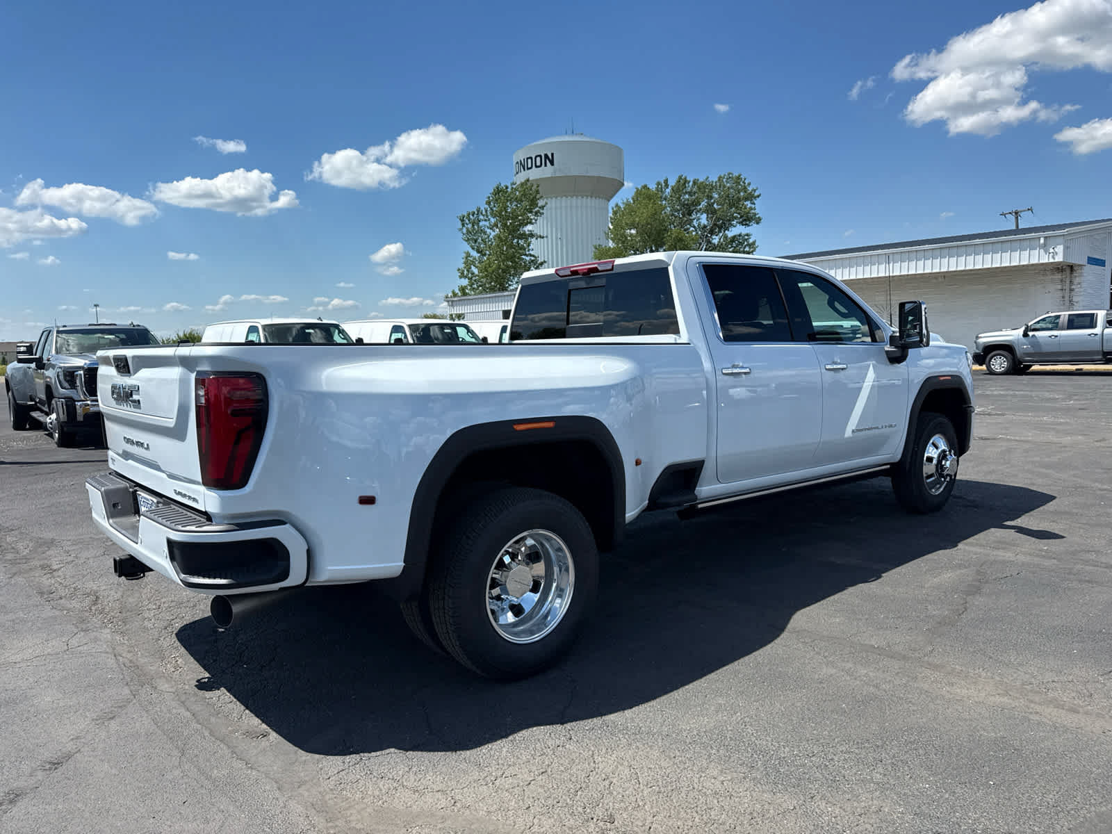 New 2026 GMC Sierra 3500 Denali Ultimate w/ LPO, Black Badging Package AWD/4WD image 5