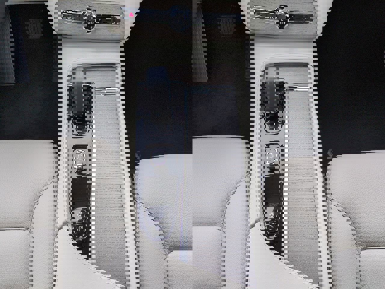 New 2025 Volvo XC90 T8 Plus w/ Protection Package Premier image 17