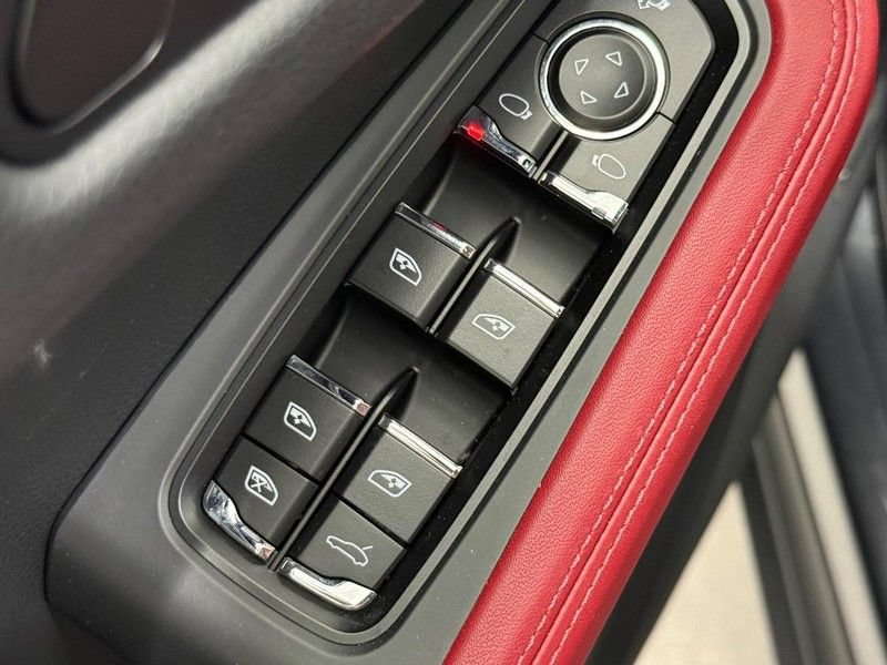 Certified 2025 Porsche Macan AWD/4WD image 23