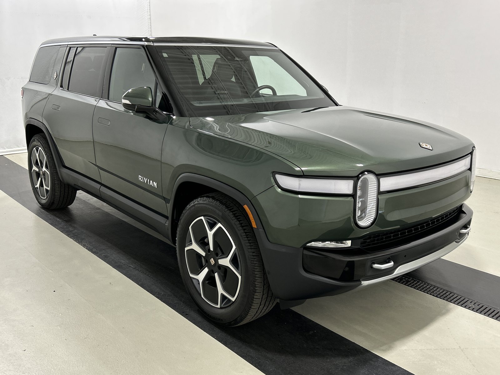 Used 2024 Rivian R1S Adventure AWD/4WD image 7