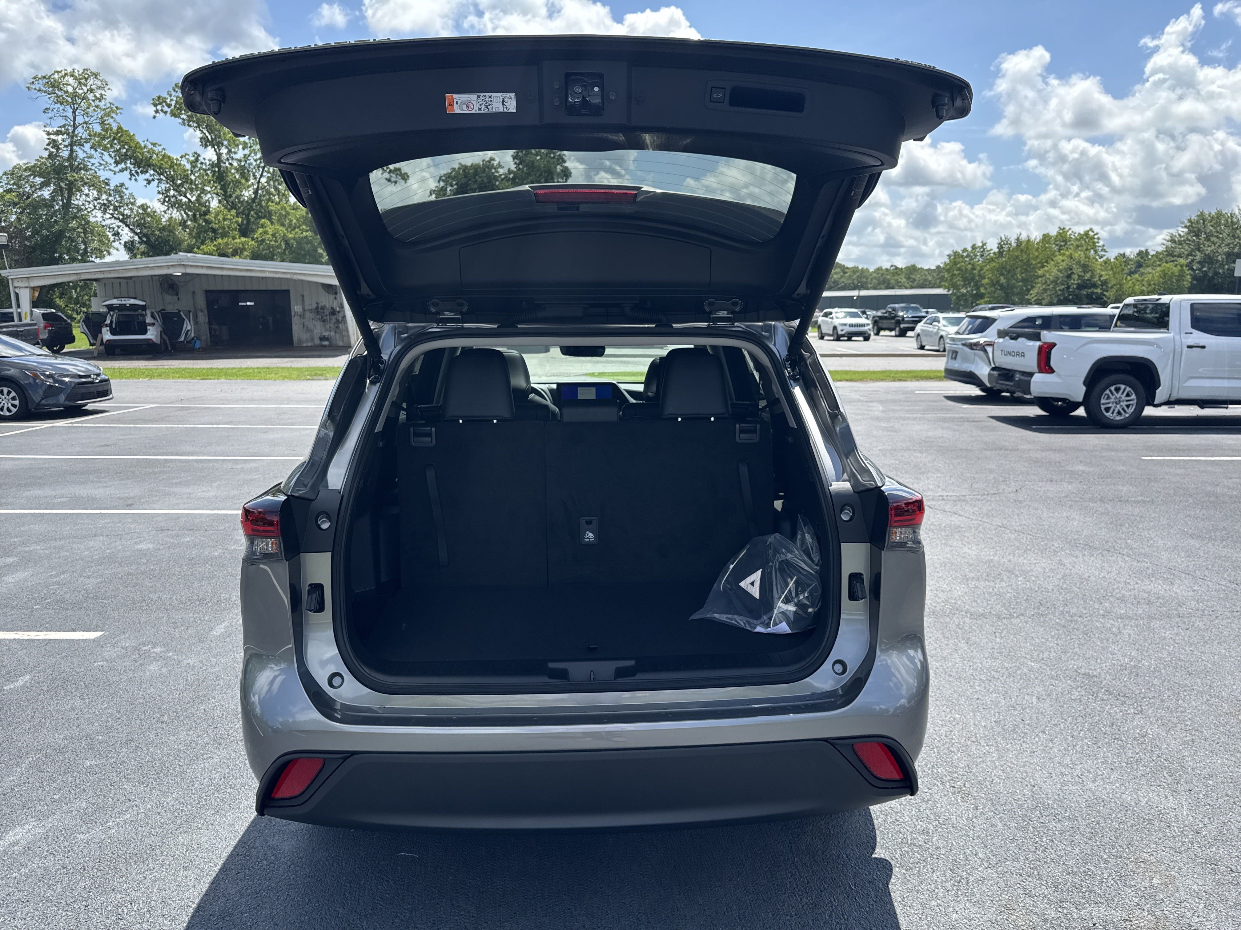 New 2025 Toyota Highlander XLE FWD image 39