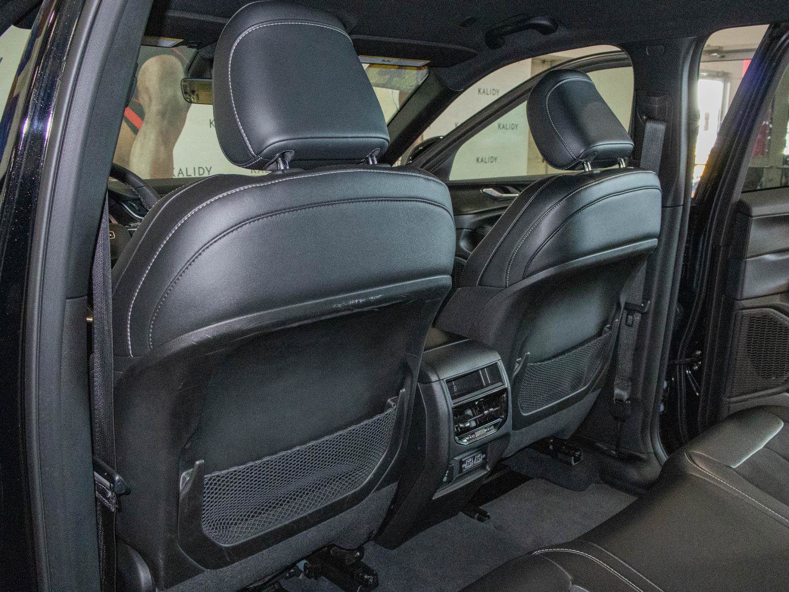 Used 2025 Jeep Grand Cherokee Altitude AWD/4WD image 9