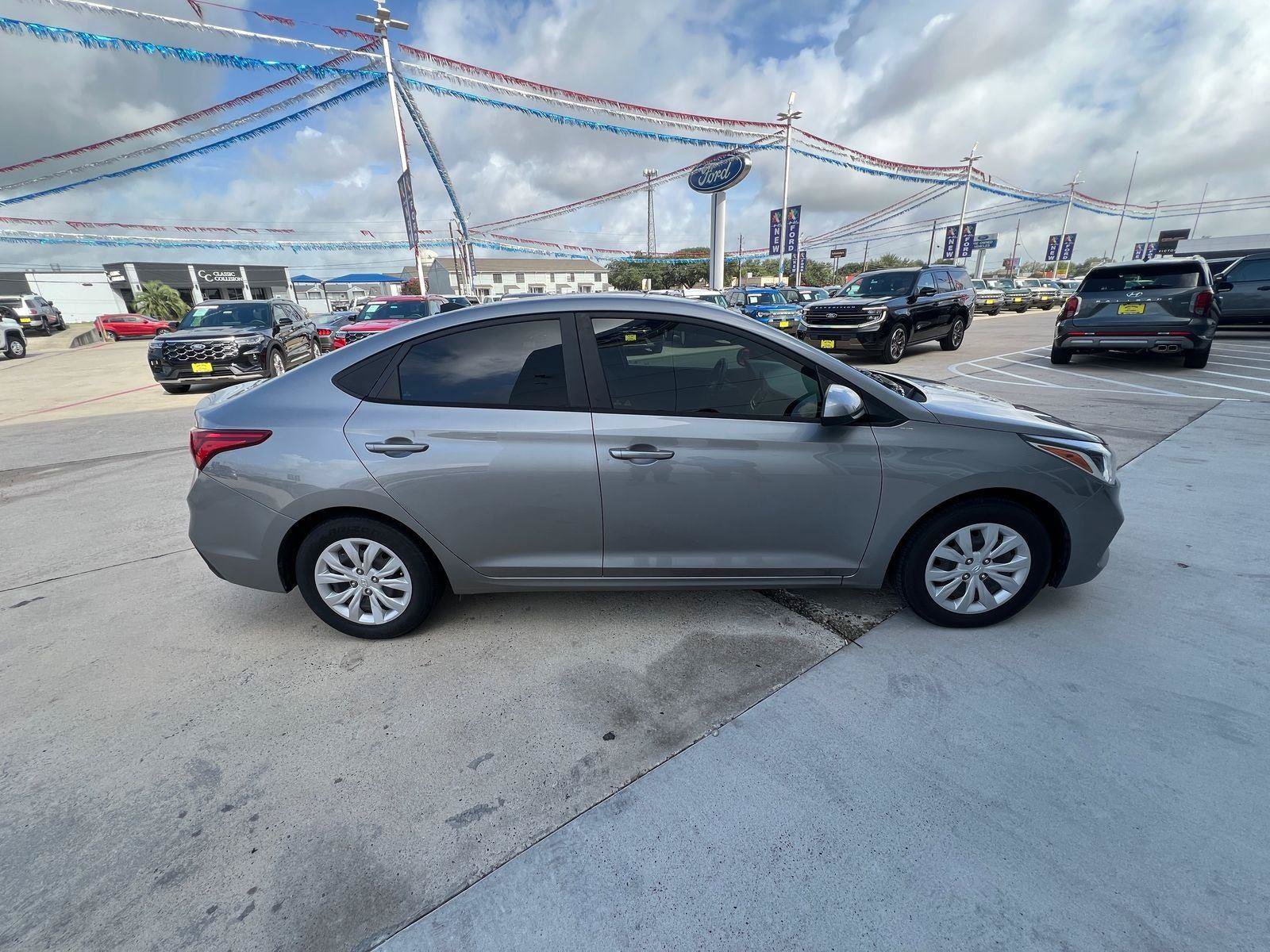 Used 2022 Hyundai Accent SE FWD image 2