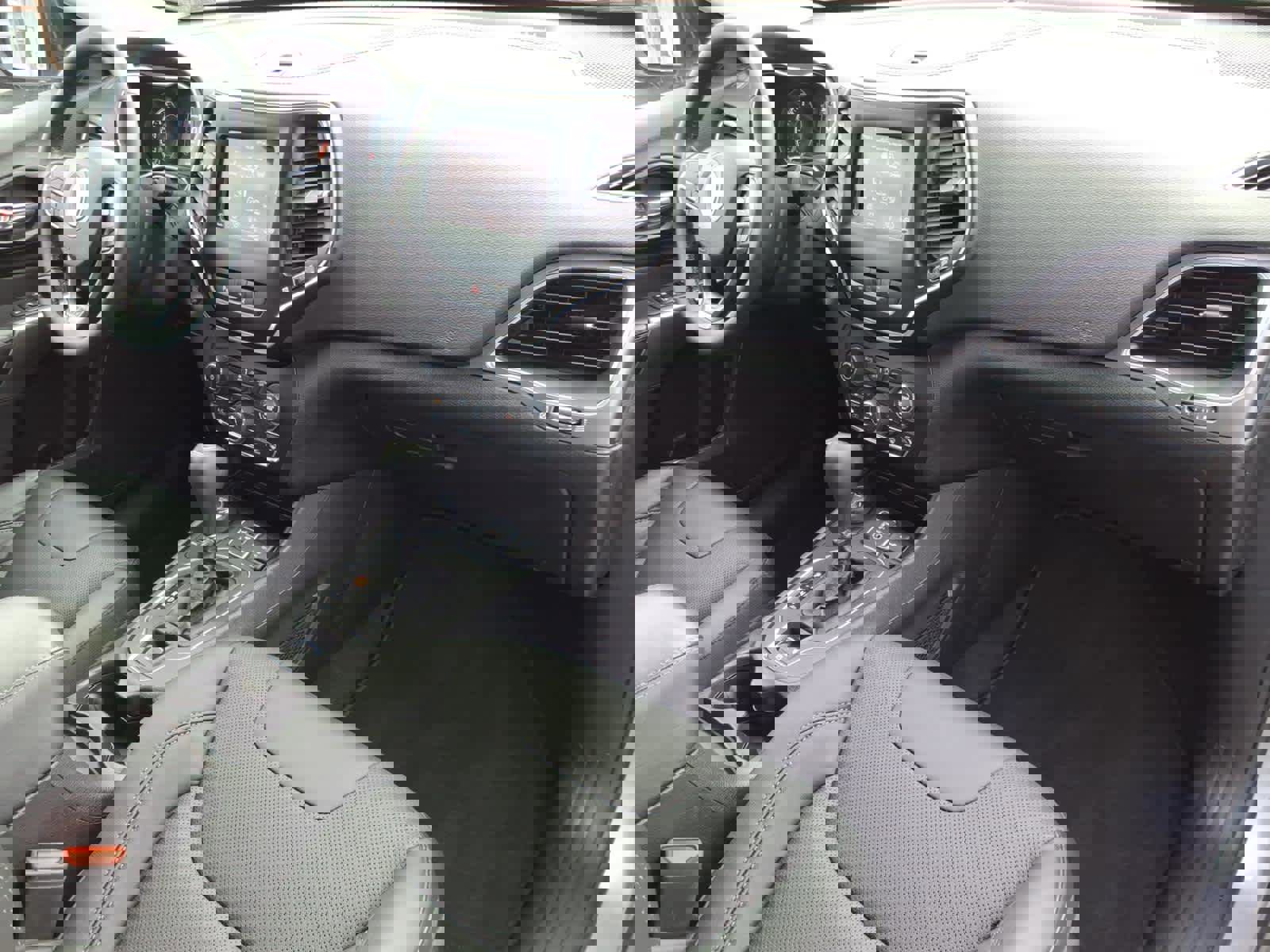 Used 2021 Jeep Cherokee Latitude Lux w/ Trailer Tow Group image 4