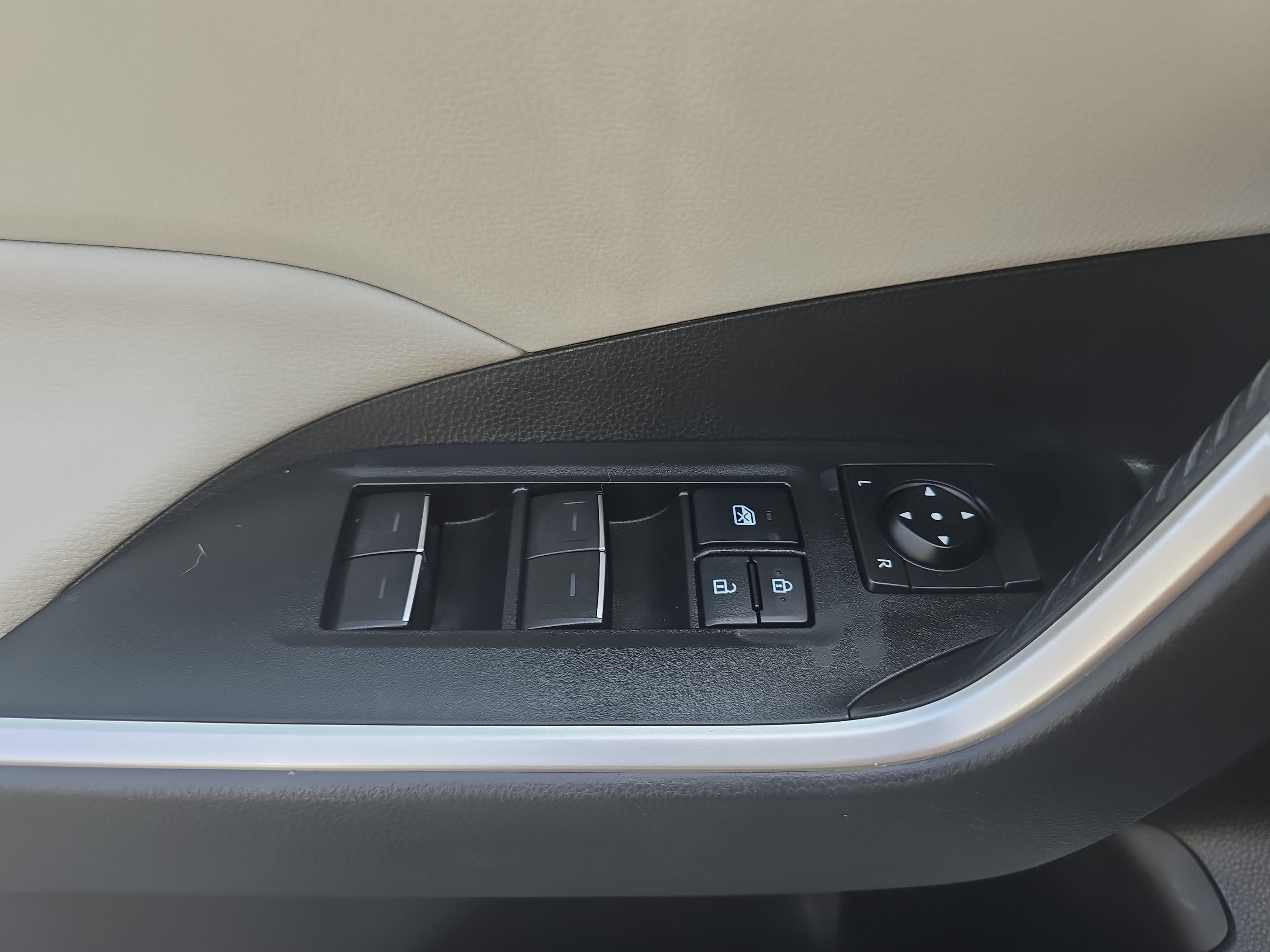 Used 2022 Toyota RAV4 XLE Premium AWD/4WD image 27