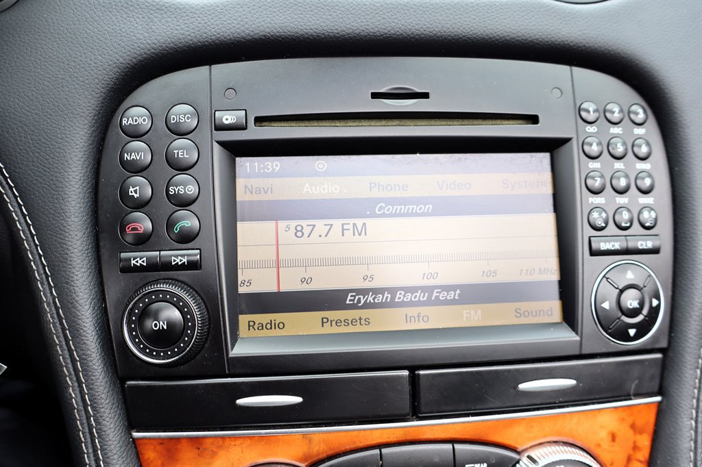 Used 2011 Mercedes-Benz SL 550 image 32
