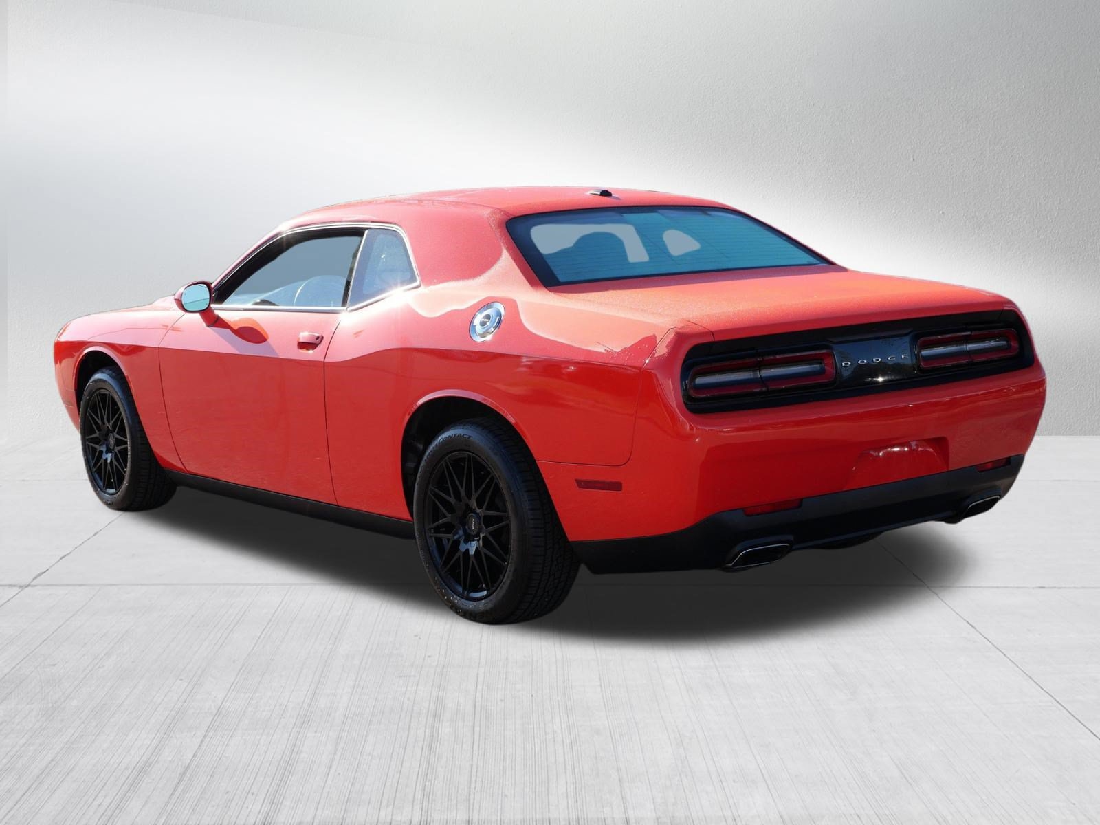 Used 2016 Dodge Challenger SXT w/ Driver Convenience Group RWD image 5