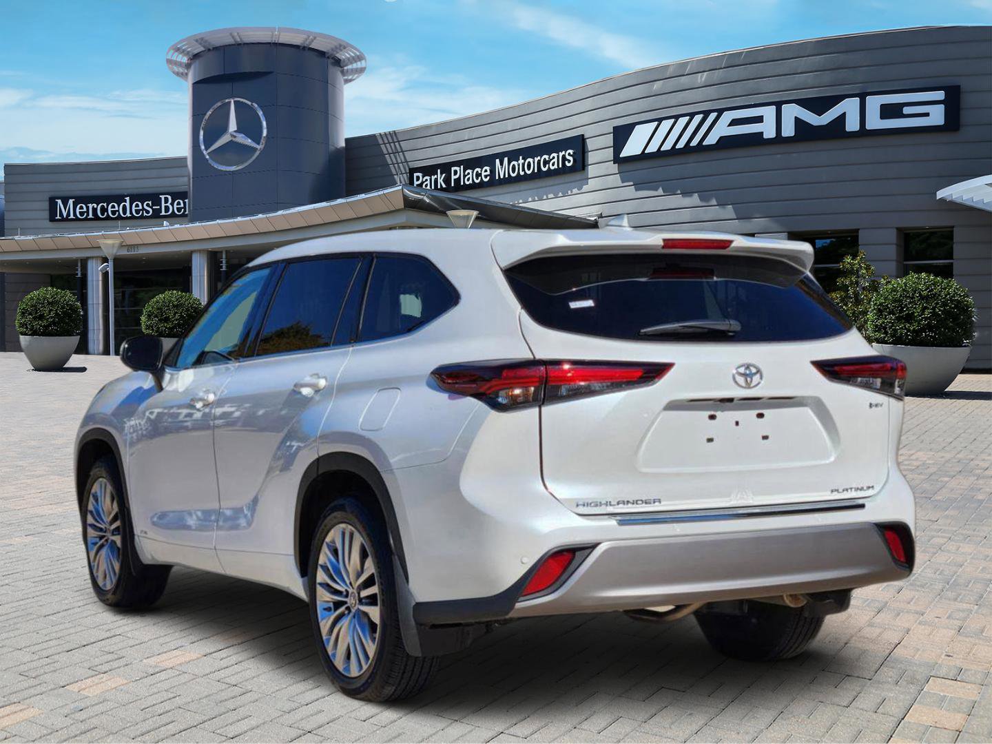 Used 2025 Toyota Highlander Platinum image 4