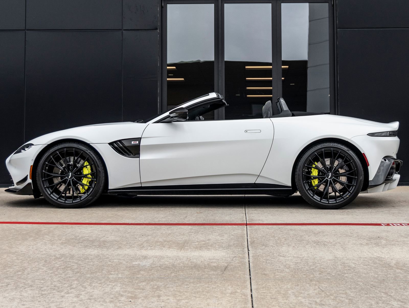 Used 2023 Aston Martin V8 Vantage Roadster RWD image 10