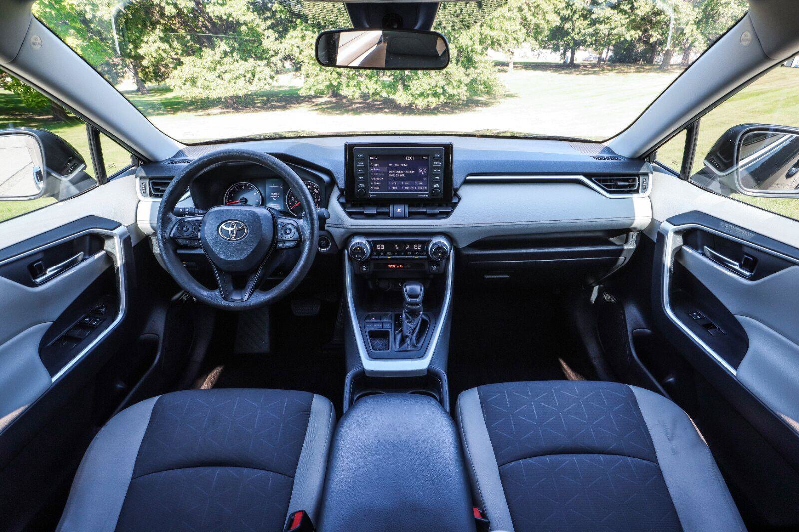 Used 2021 Toyota RAV4 XLE FWD image 2