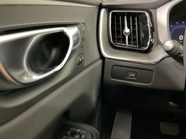 New 2025 Volvo XC60 B5 Core w/ Protection Package Premier image 27
