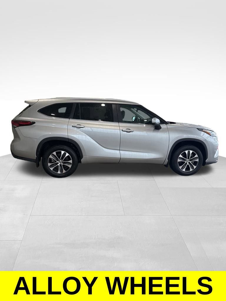 Used 2025 Toyota Highlander AWD image 5