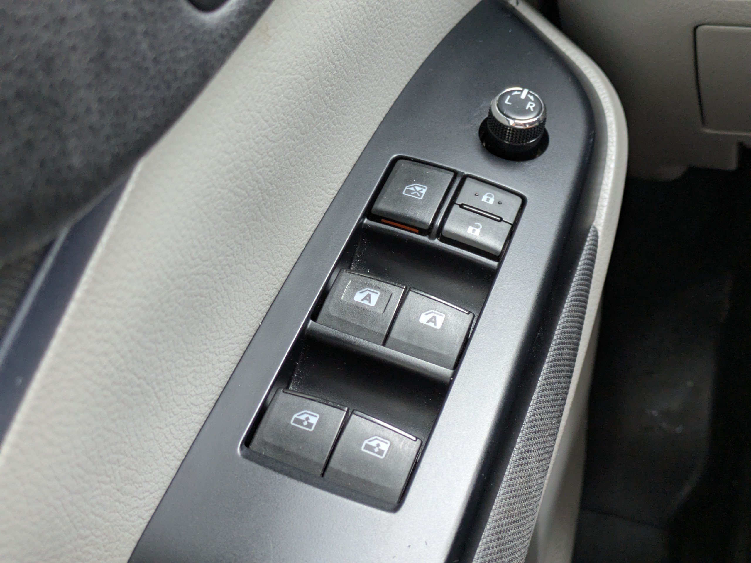 Used 2016 Toyota Highlander LE FWD image 19
