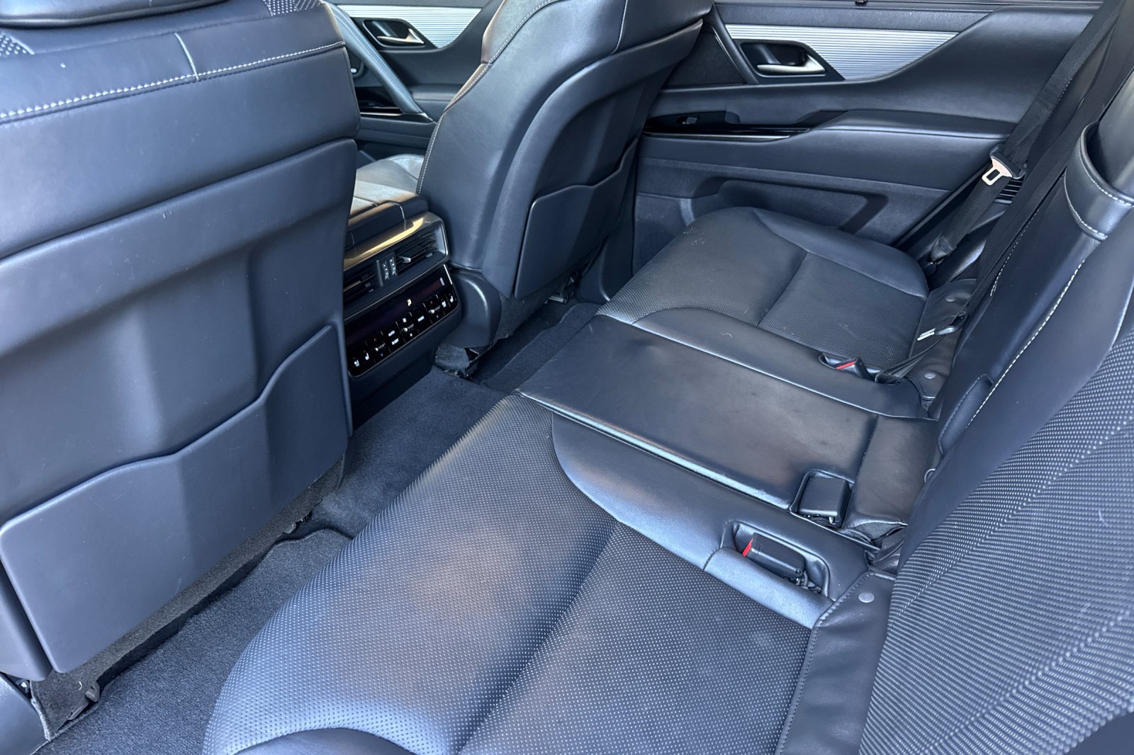 Used 2022 Lexus LX 600 F Sport w/ Accessory Package (Z1) AWD/4WD image 12