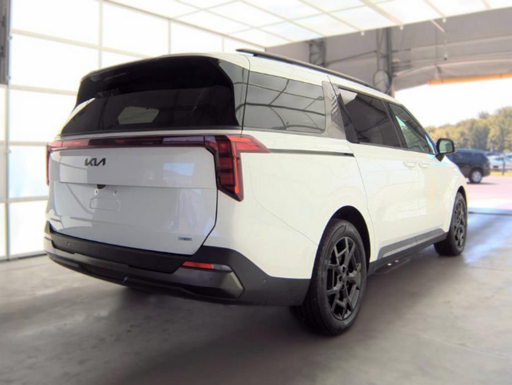 Used 2025 Kia Carnival SX FWD image 4