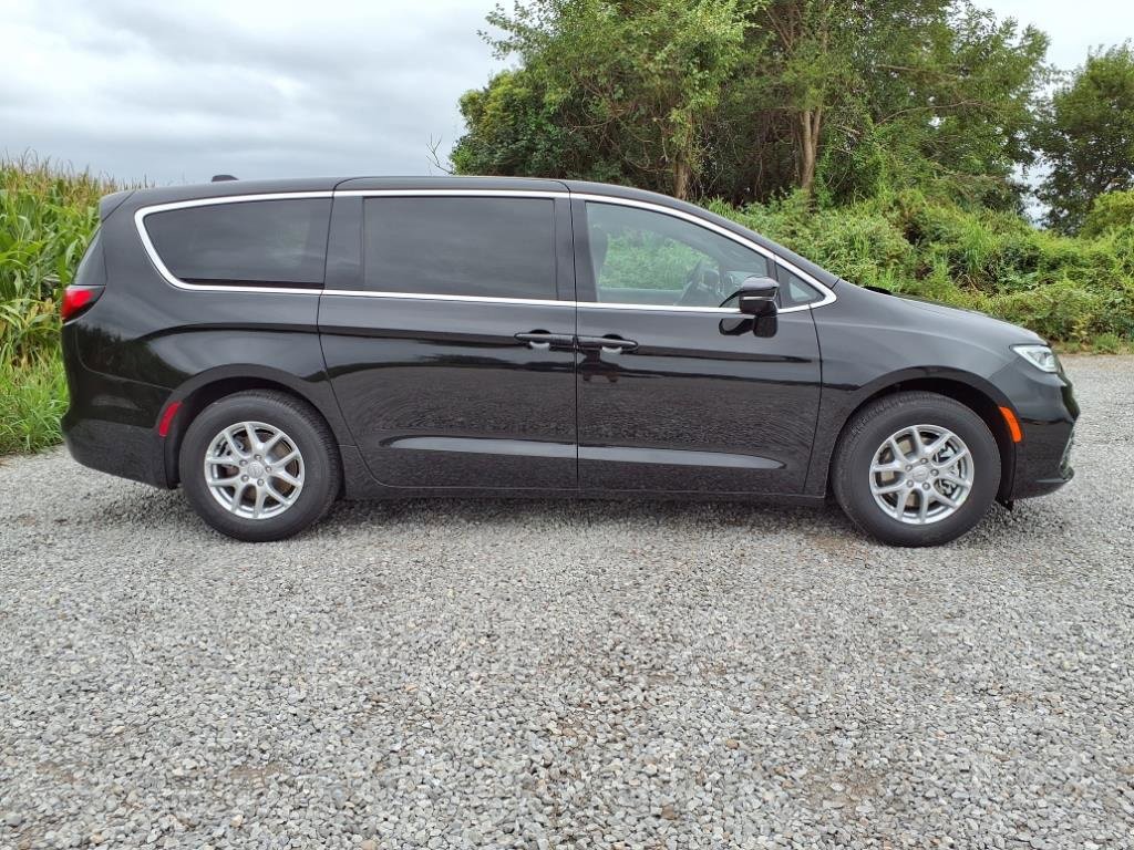 New 2026 Chrysler Pacifica Select image 28
